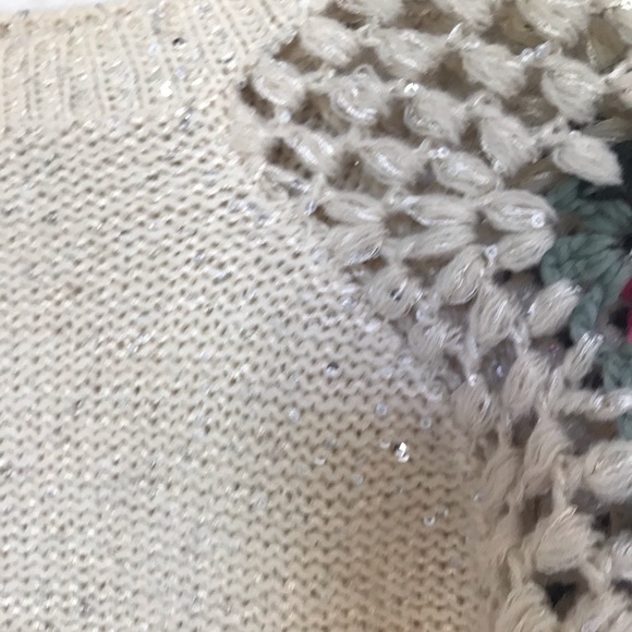 Crochet shoulder flower sweater - Picture 4 of 6